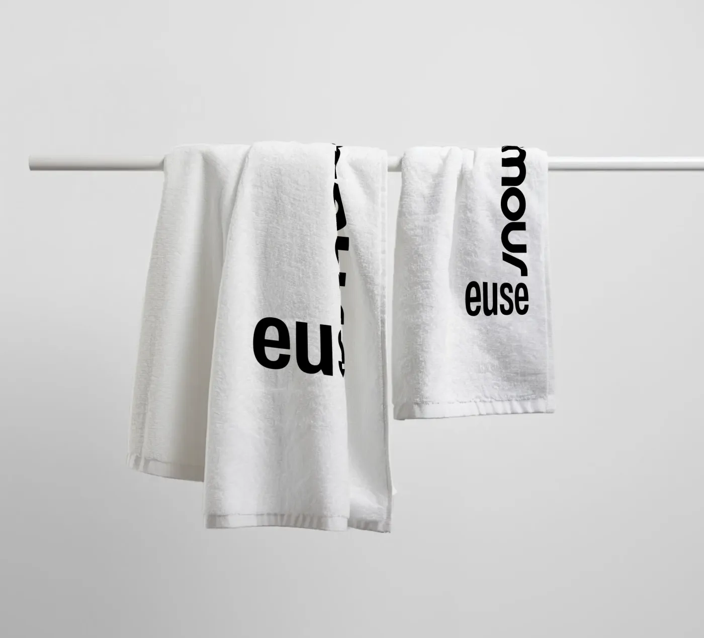 Amour Euse badhanddoek van YV TYPOGRAPHY
