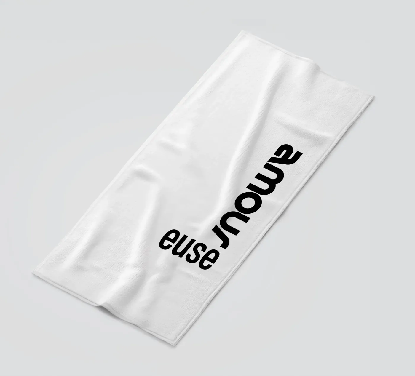 Amour Euse serviette de plage de YV TYPOGRAPHY
