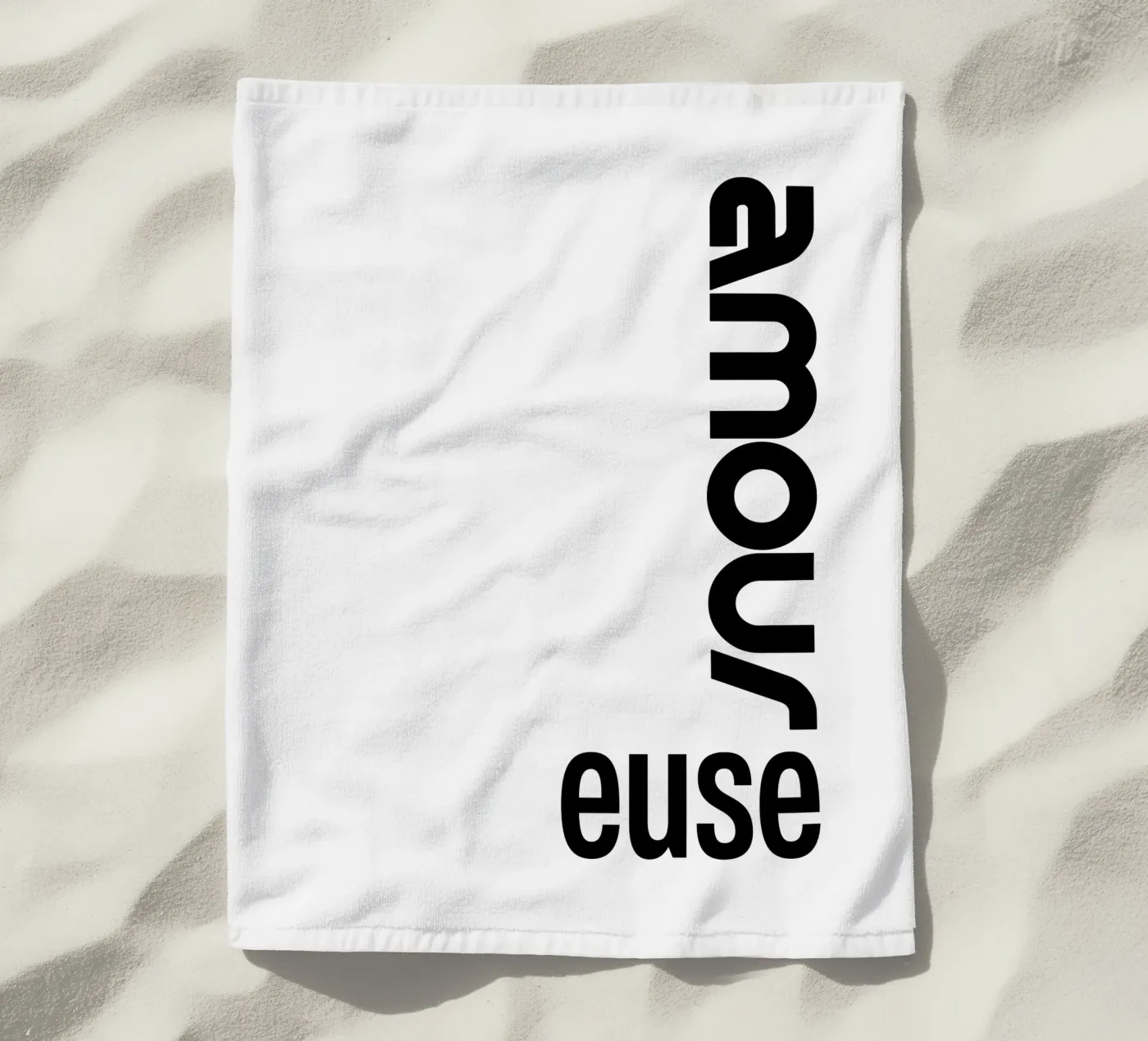 Amour Euse serviette de plage de YV TYPOGRAPHY
