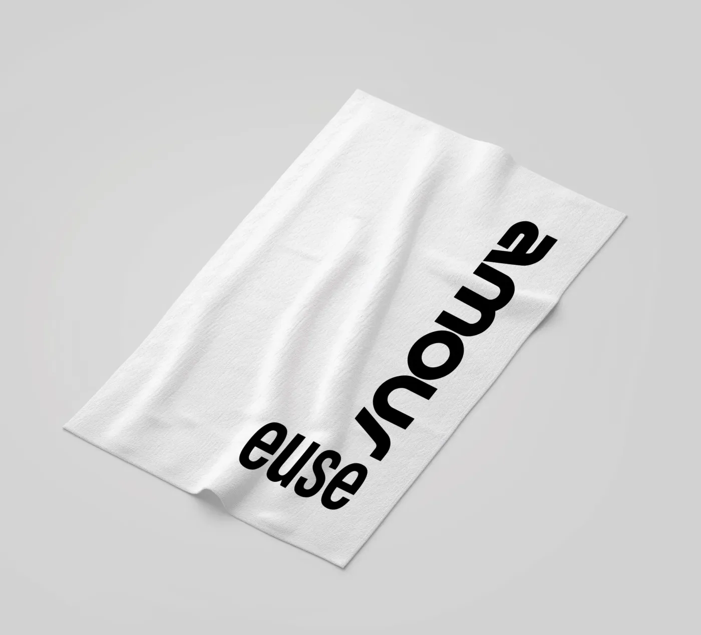 Amour Euse serviette de plage de YV TYPOGRAPHY