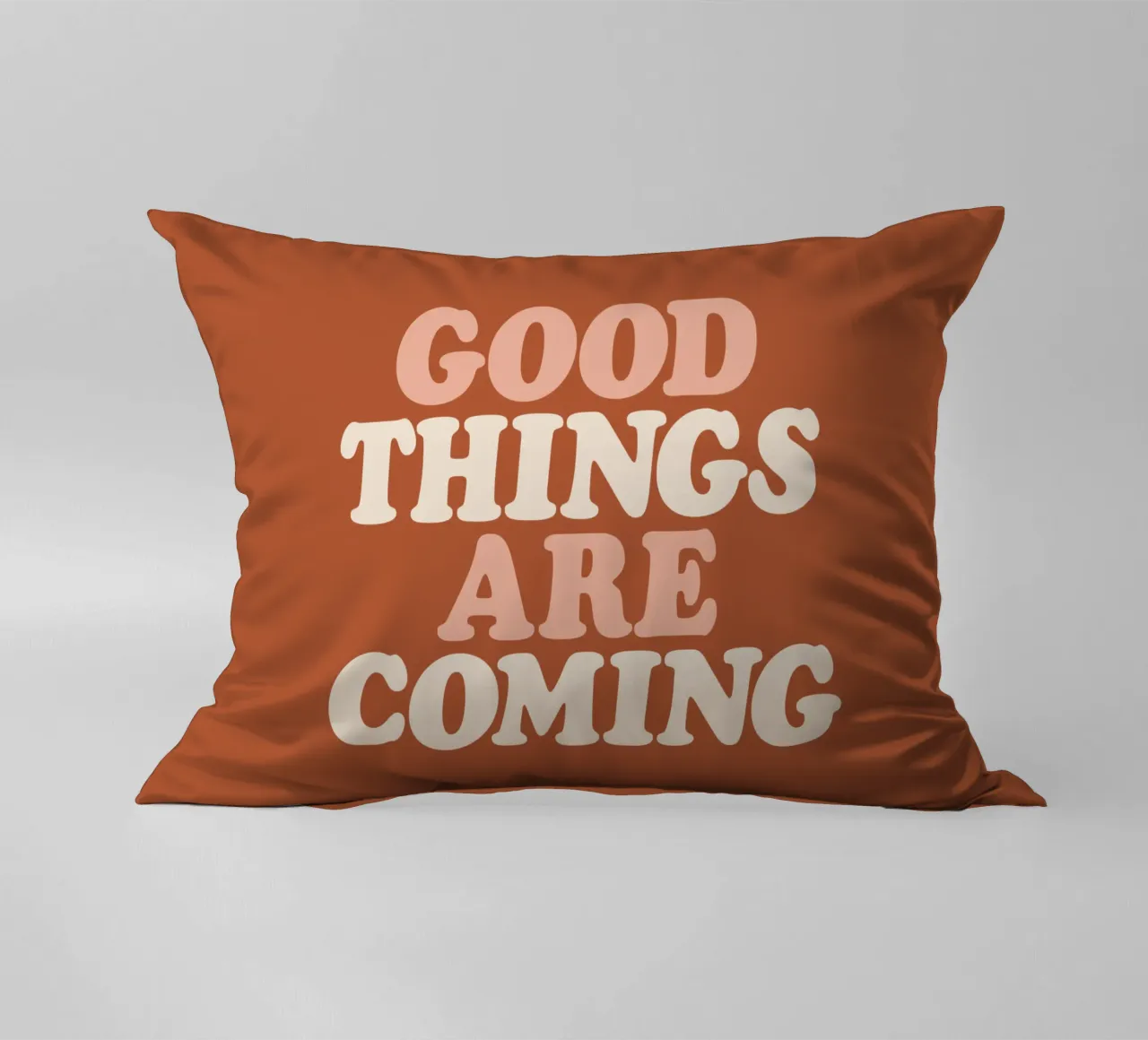Le cose belle stanno arrivando Tipografia Design cuscino da THE MOTIVATED TYPE