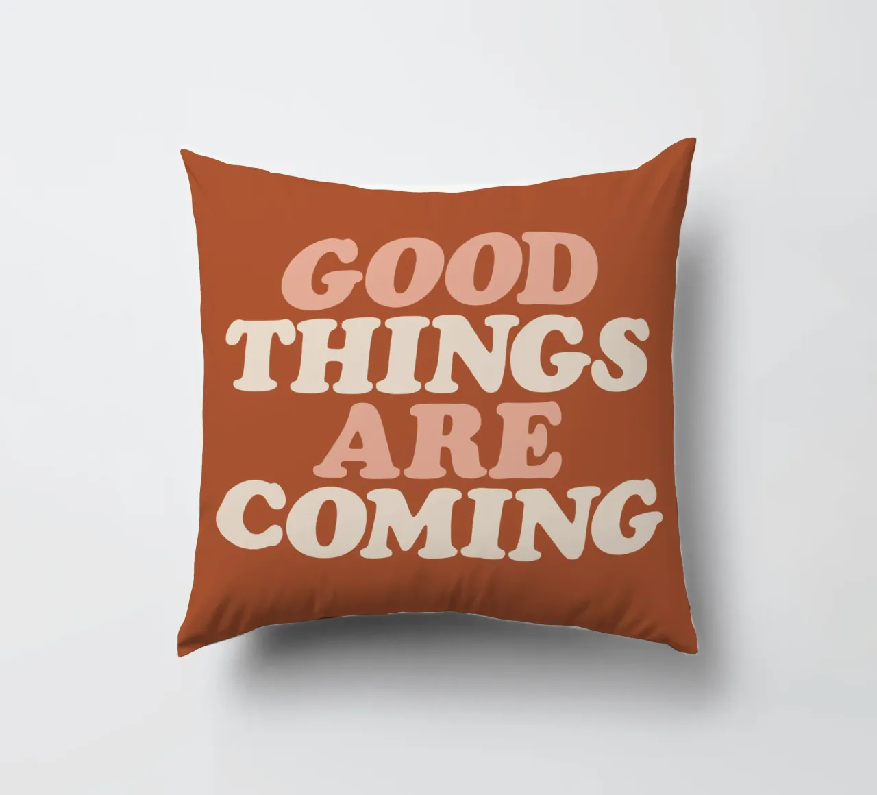 Le cose belle stanno arrivando Tipografia Design cuscino da THE MOTIVATED TYPE