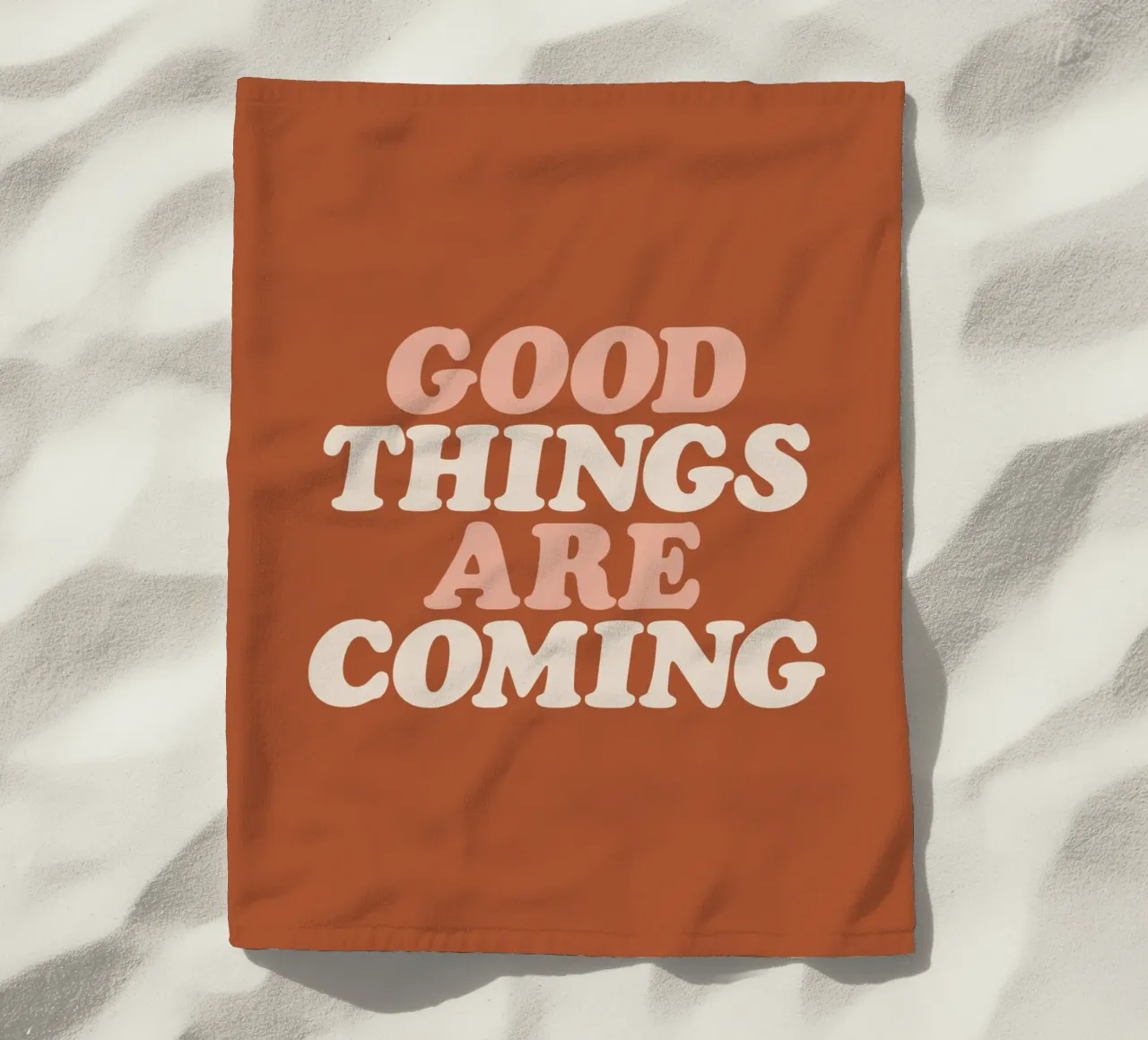 Le cose belle stanno arrivando Tipografia Design telo mare da THE MOTIVATED TYPE