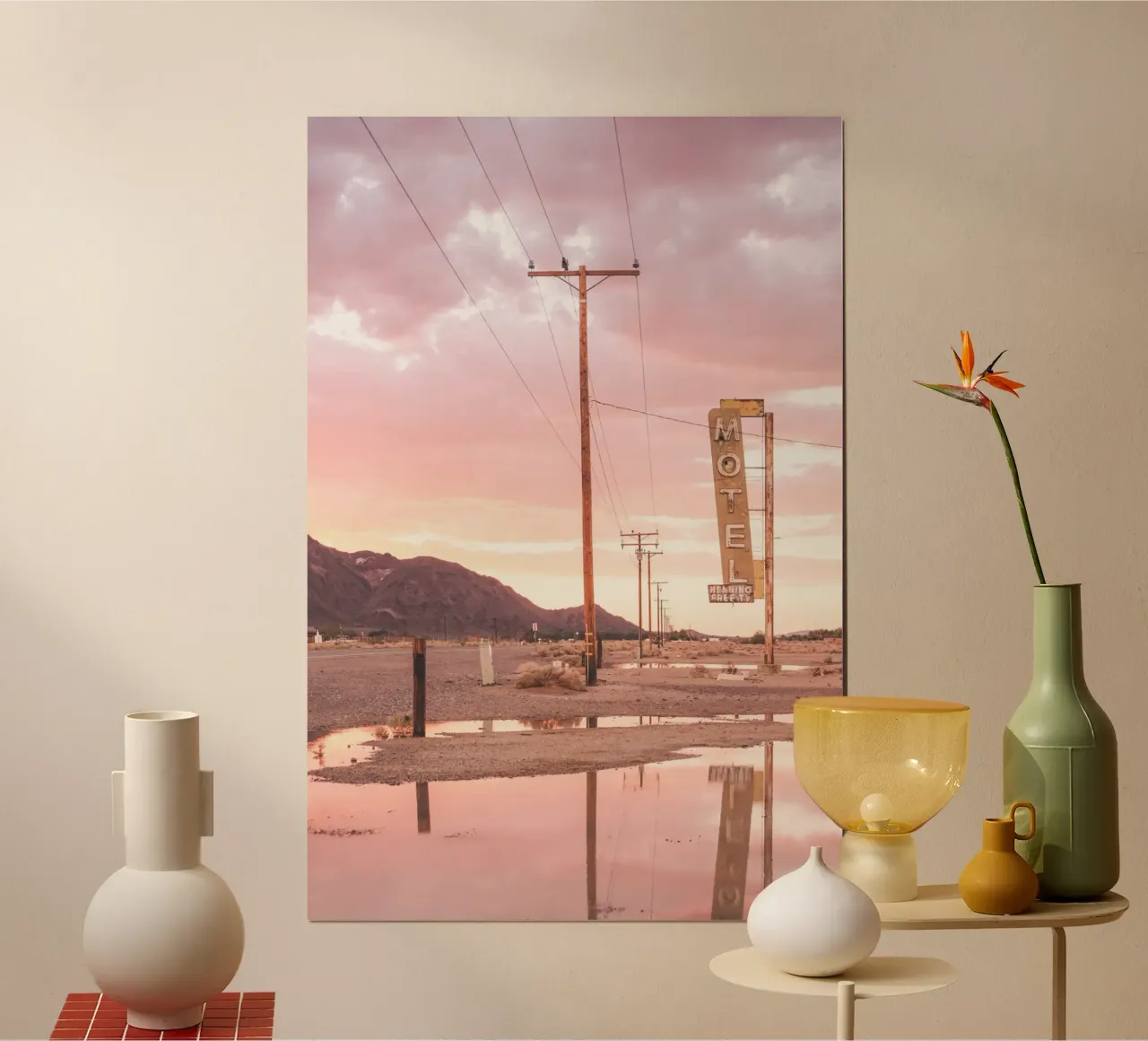 Route 66, USA I Tramonto rosa da un motel retrò al neon poster con telaio in alluminio da Julie Travel Photography
