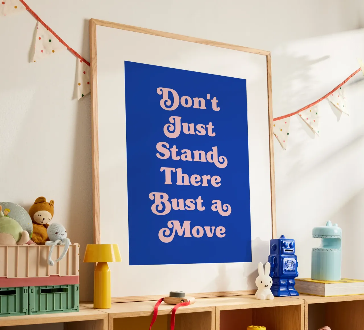 Non stare lì impalato Citazione (tono blu) poster con telaio in legno da Paigaam Studio