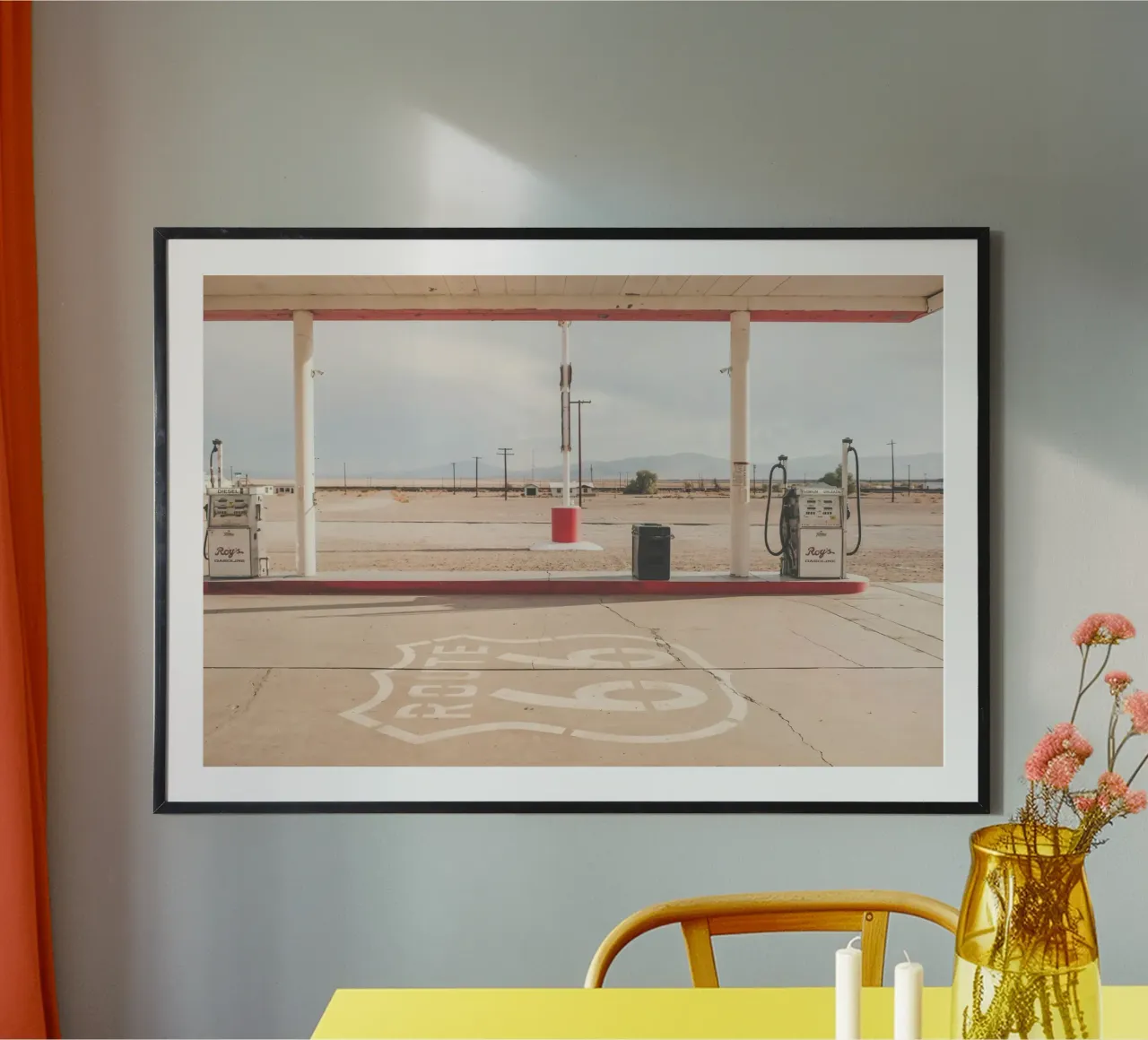 Route 66, USA I Stazione di servizio vintage retro nel deserto poster con telaio in plastica da Julie Travel Photography
