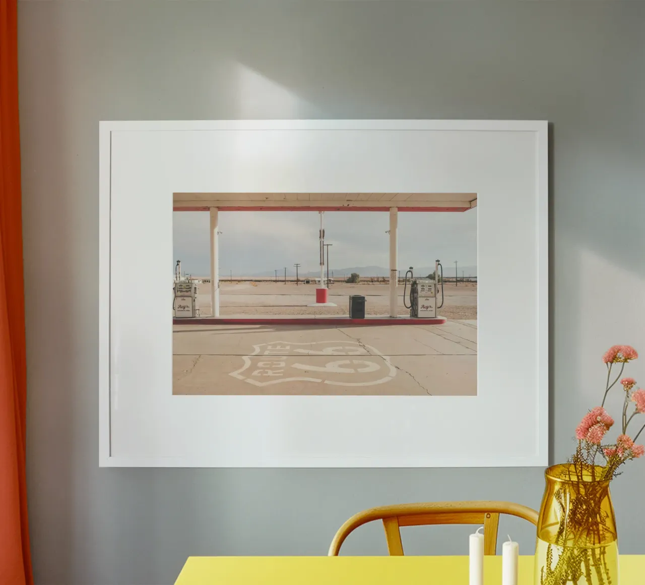 Route 66, USA I Stazione di servizio vintage retro nel deserto poster con telaio in plastica da Julie Travel Photography