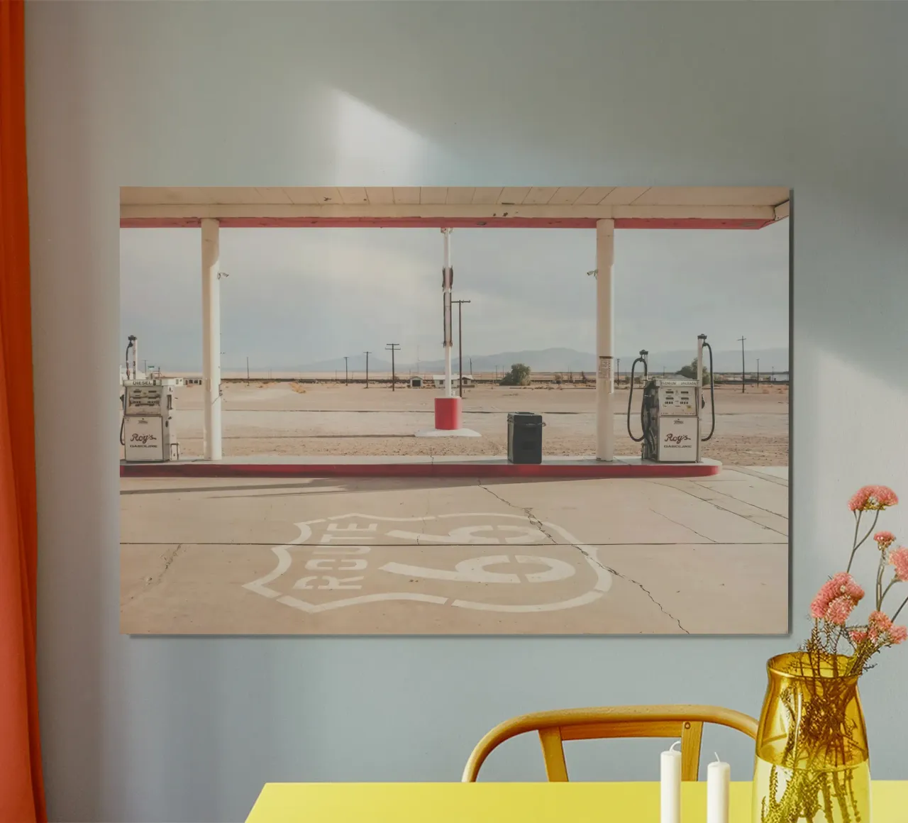 Route 66, USA I Stazione di servizio vintage retro nel deserto poster con telaio in plastica da Julie Travel Photography