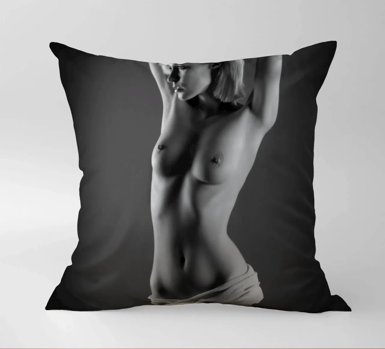 Iveta posed in cotton cuscino da Dave Hare Photography