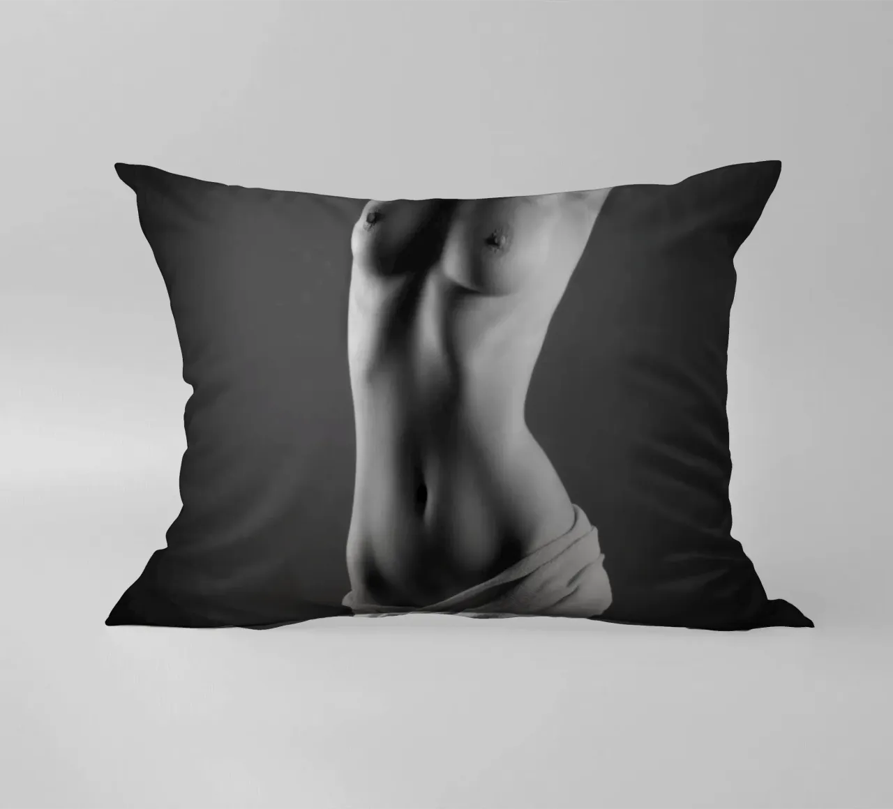 Iveta posed in cotton cuscino da Dave Hare Photography