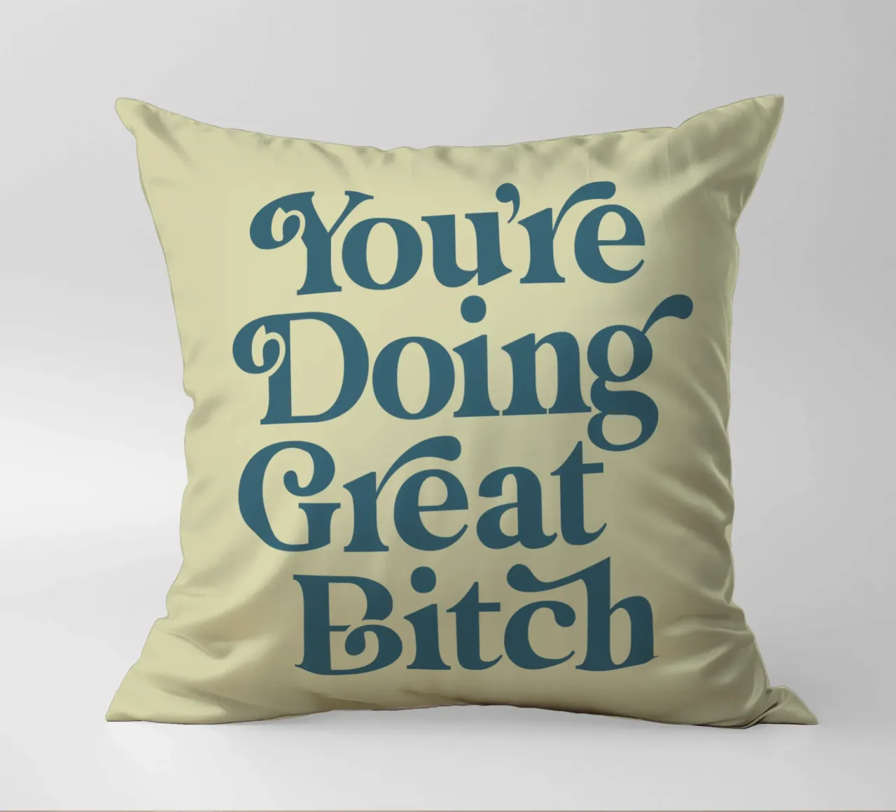 Design tipografico di You're Doing Great Bitch cuscino da THE MOTIVATED TYPE