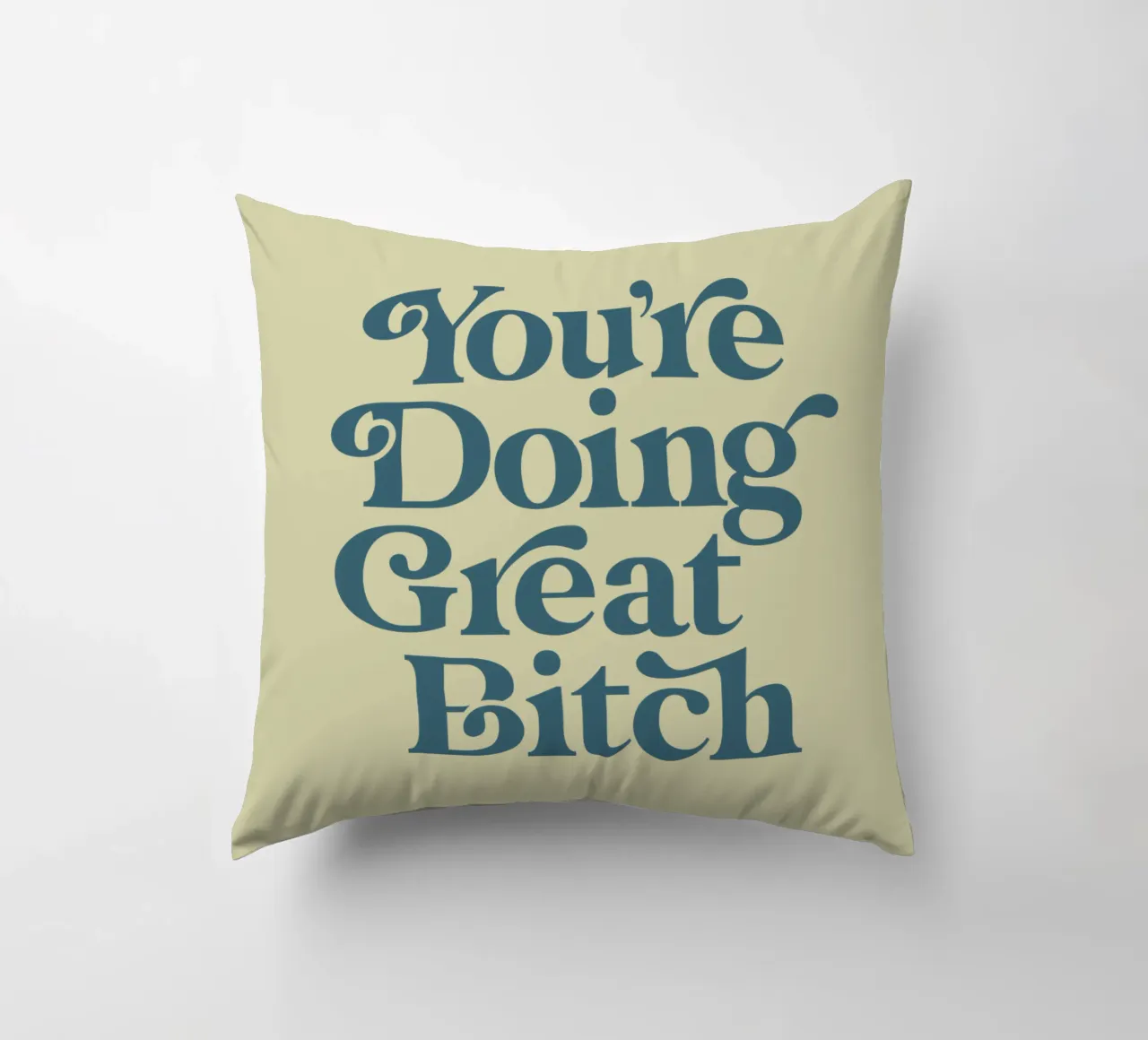 Design tipografico di You're Doing Great Bitch cuscino da THE MOTIVATED TYPE