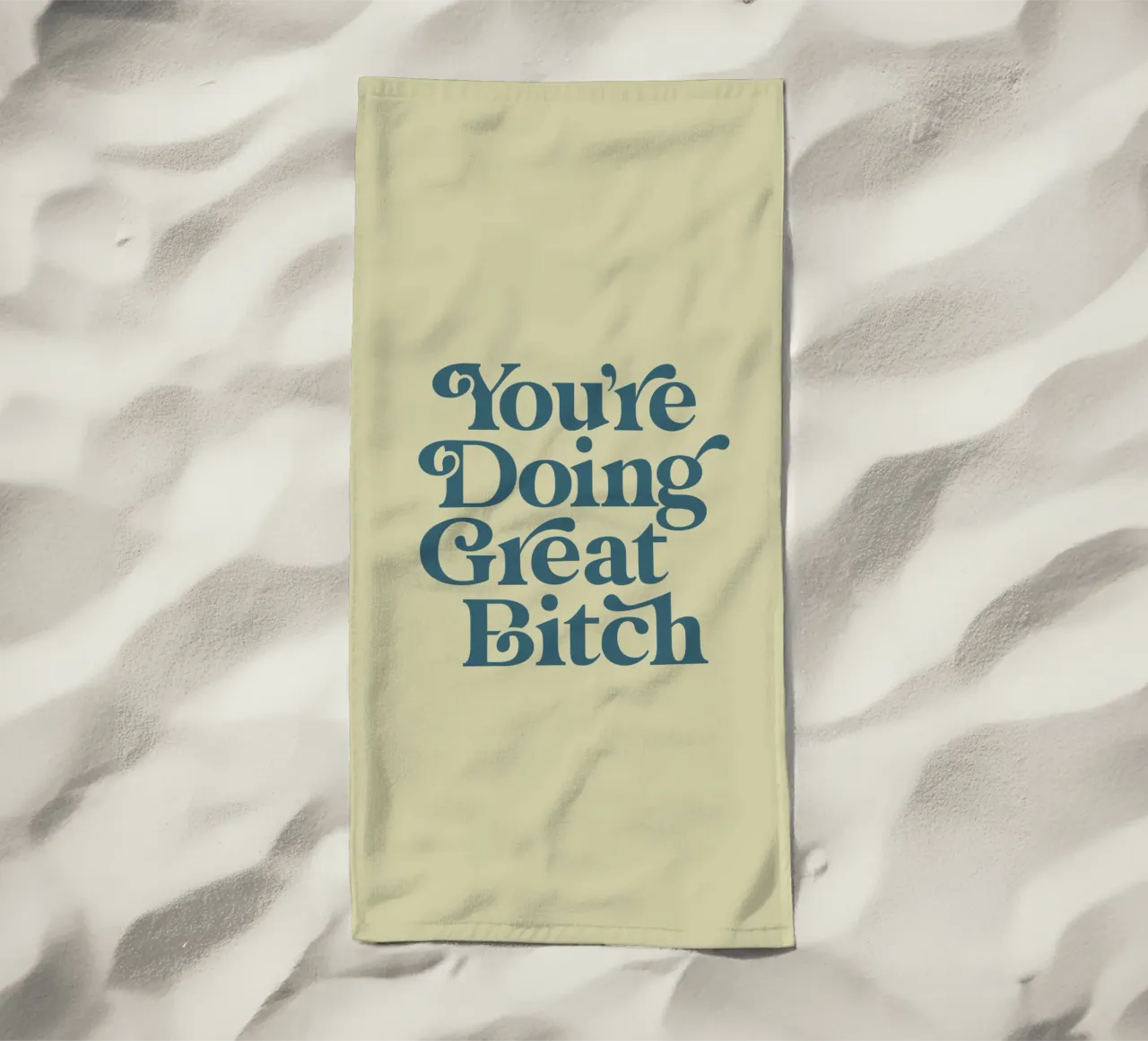 Design tipografico di You're Doing Great Bitch telo mare da THE MOTIVATED TYPE