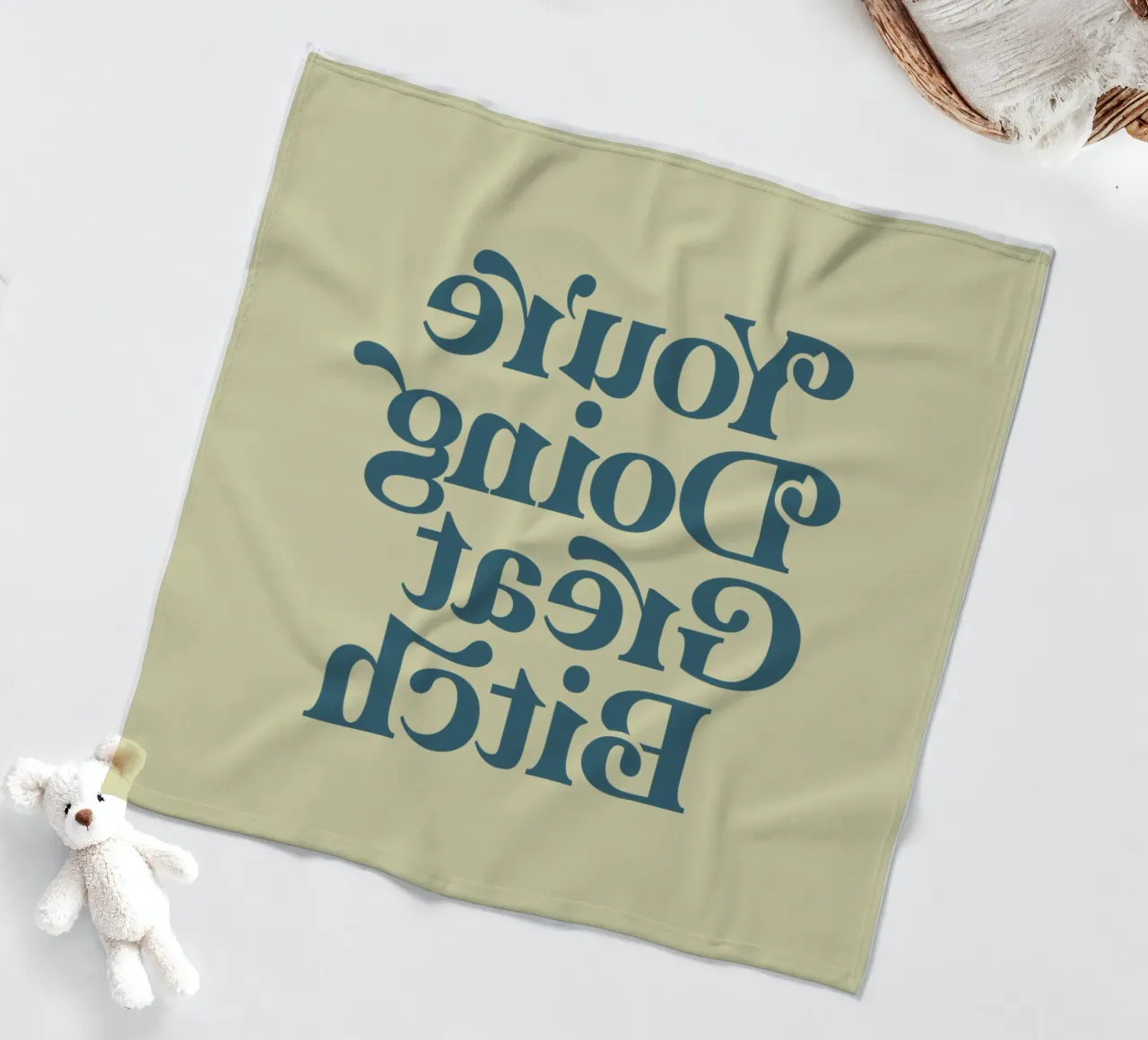 Design tipografico di You're Doing Great Bitch coperta in pile da THE MOTIVATED TYPE