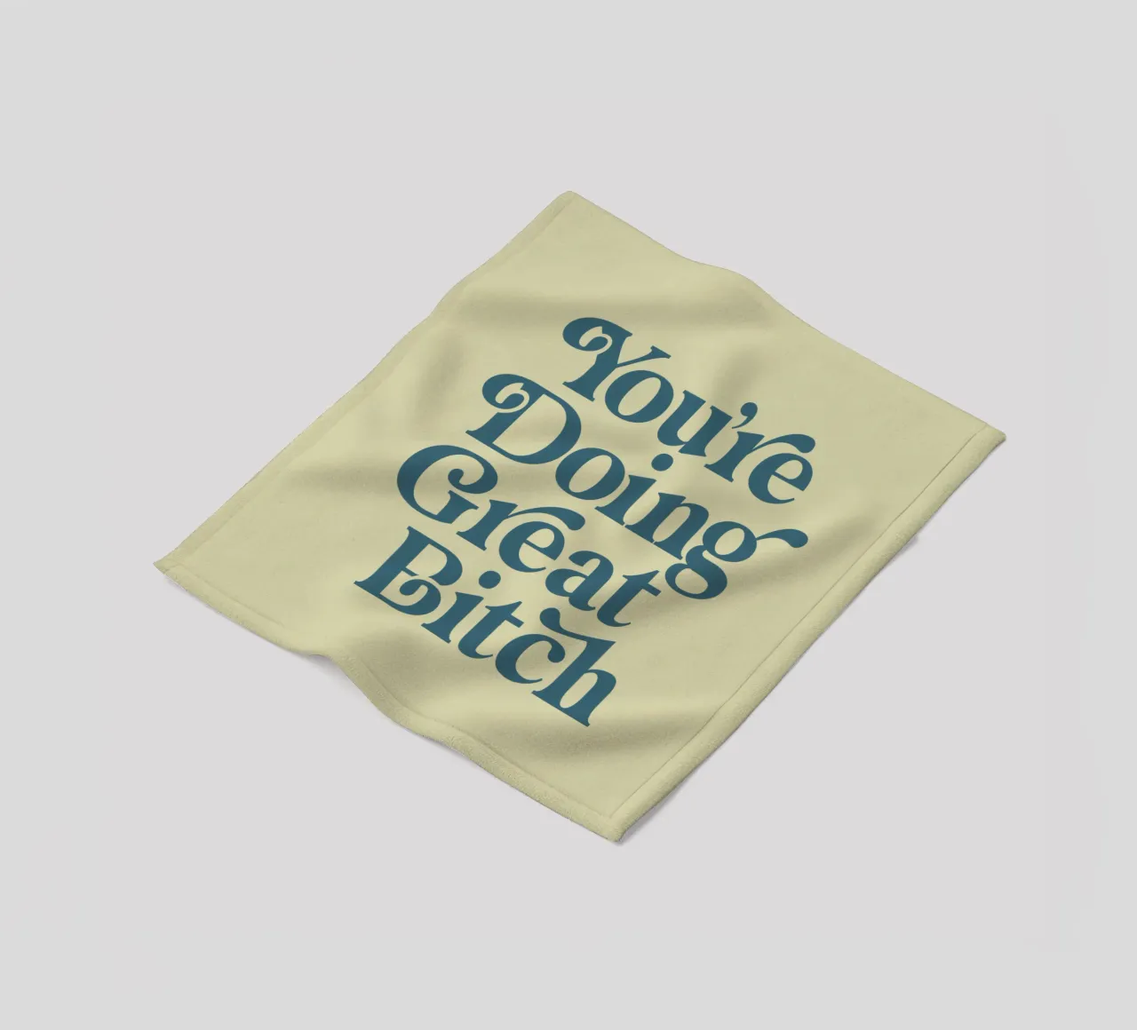 Design tipografico di You're Doing Great Bitch coperta in pile da THE MOTIVATED TYPE