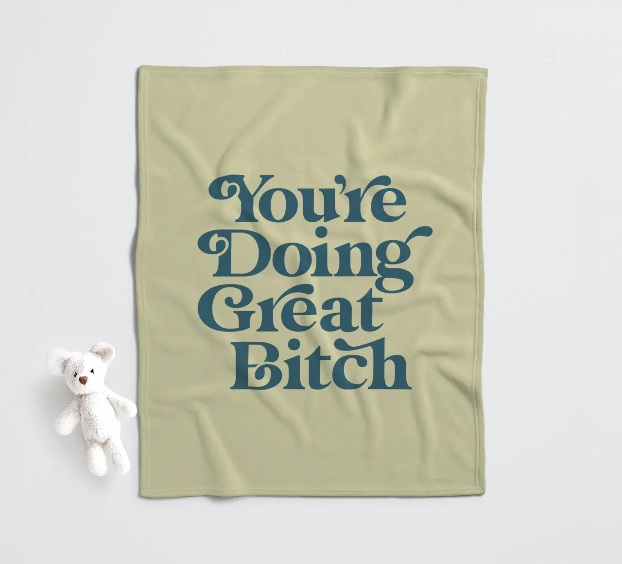 Design tipografico di You're Doing Great Bitch coperta in pile da THE MOTIVATED TYPE