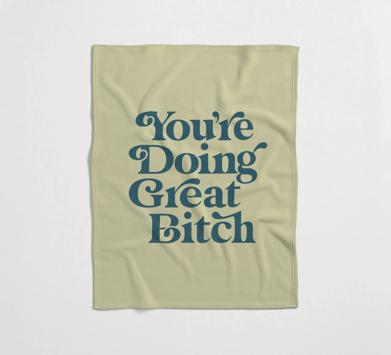 Design tipografico di You're Doing Great Bitch coperta in pile da THE MOTIVATED TYPE