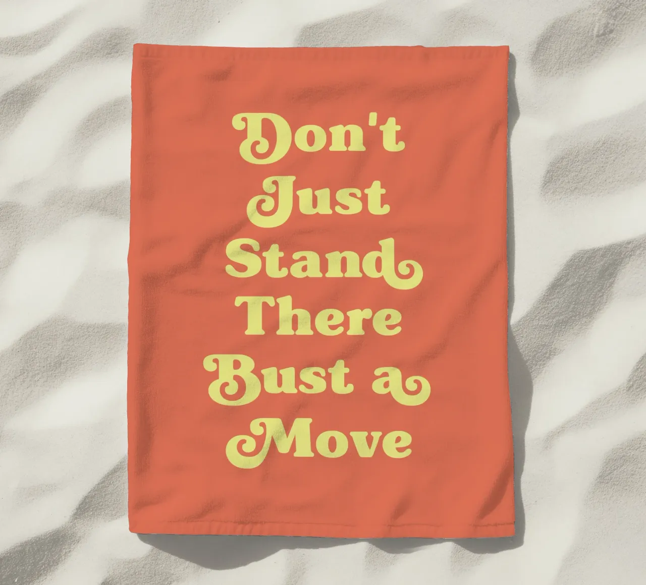 Citazione di Don't Just Stand There (Tono arancione) telo mare da Paigaam Studio