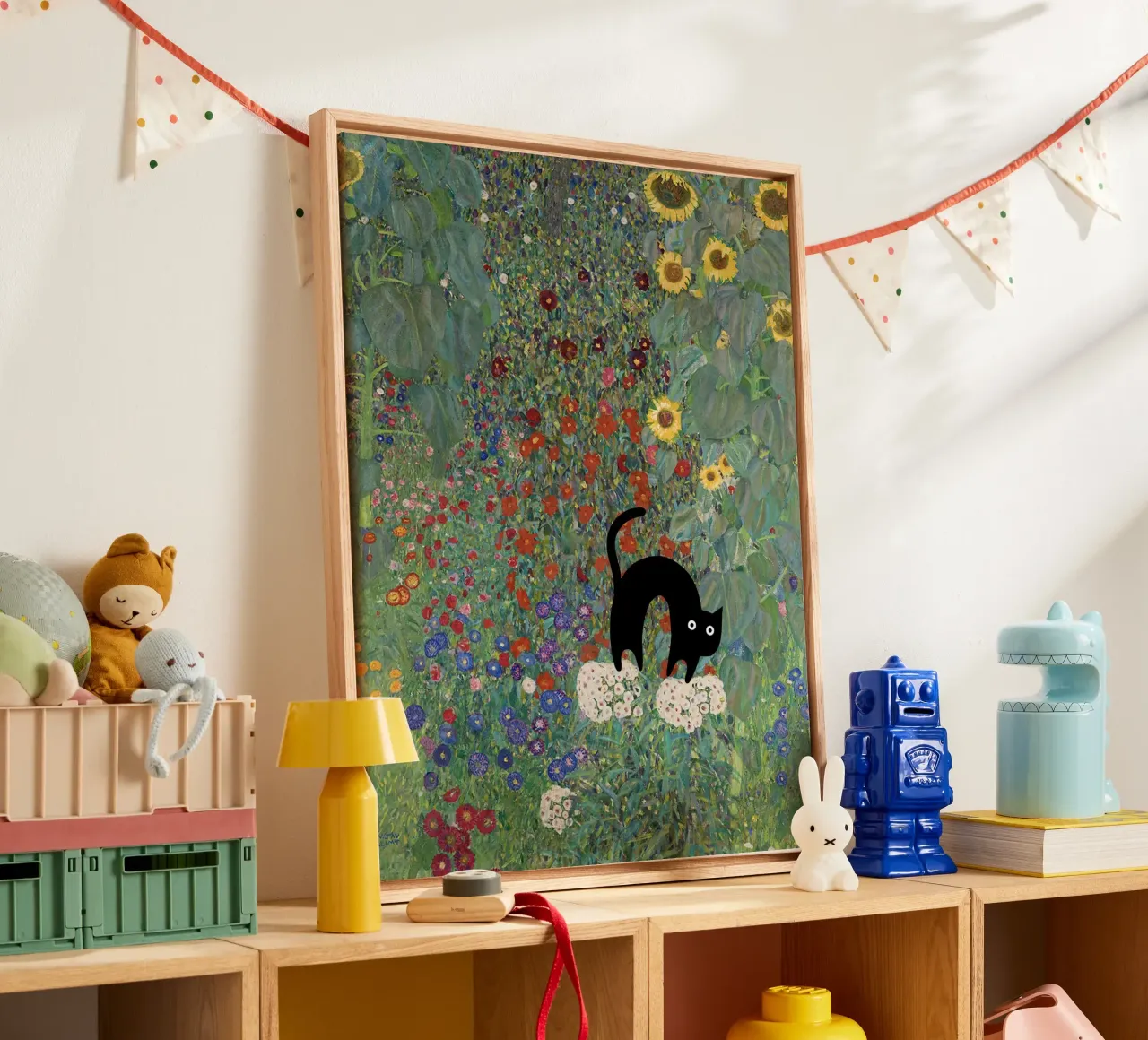 Gustav Klimt boerderijtuin met zonnebloemen en zwarte kat canvas met Baklijst van Peaches Art Prints