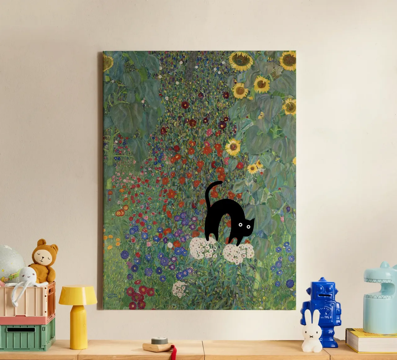 Gustav Klimt boerderijtuin met zonnebloemen en zwarte kat canvas met Baklijst van Peaches Art Prints