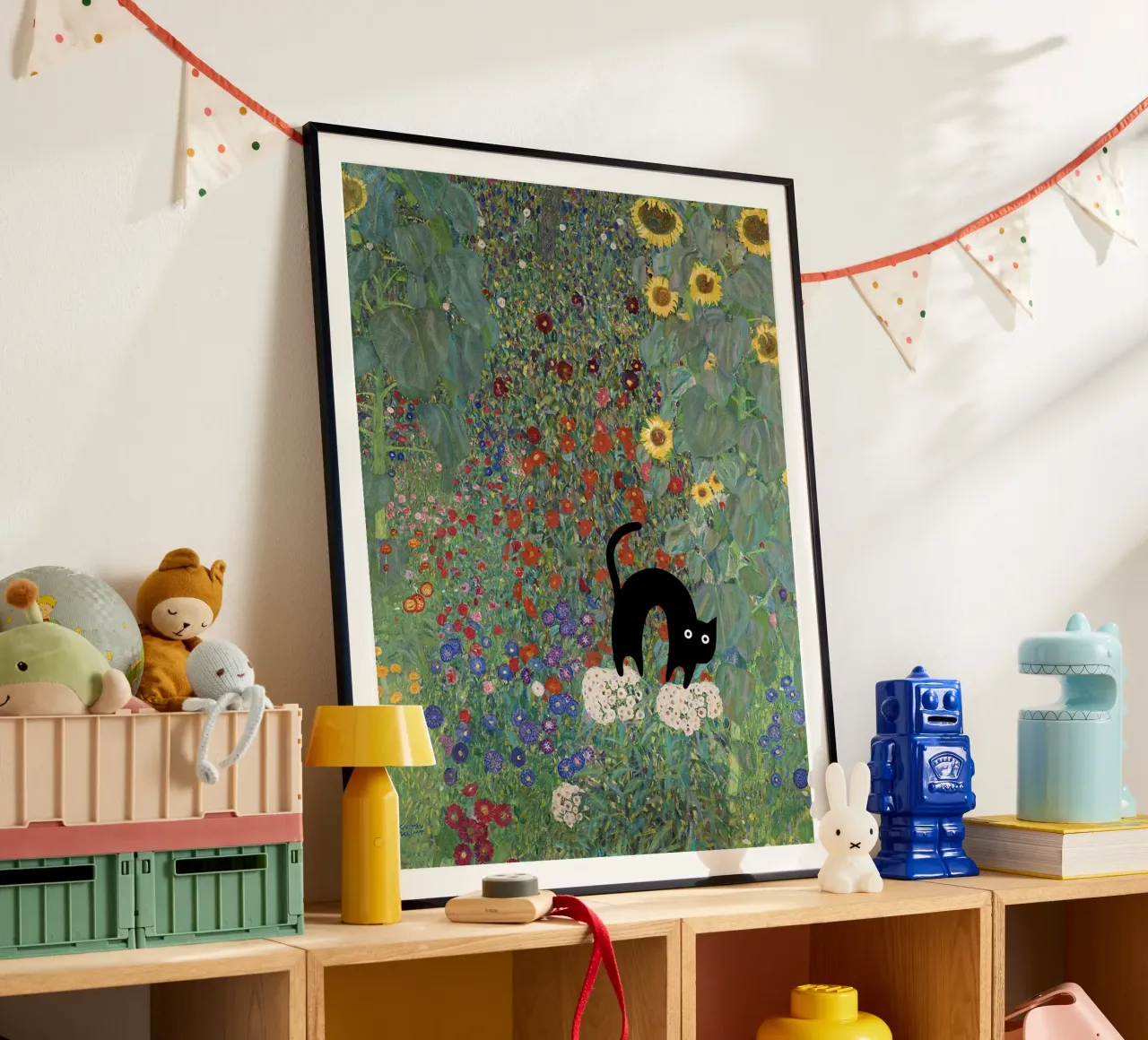 Giardino della fattoria di Gustav Klimt con girasoli e gatto nero poster con telaio in legno da Peaches Art Prints