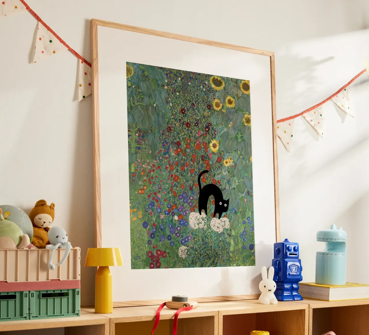 Giardino della fattoria di Gustav Klimt con girasoli e gatto nero poster con telaio in legno da Peaches Art Prints