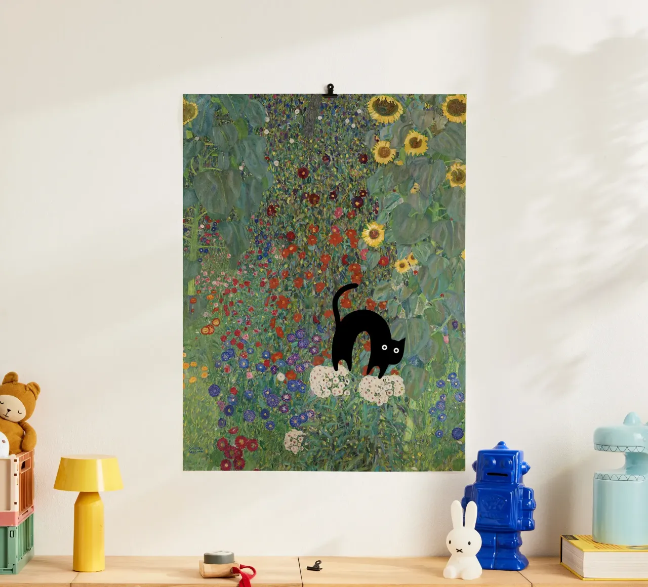 Giardino della fattoria di Gustav Klimt con girasoli e gatto nero poster con telaio in legno da Peaches Art Prints