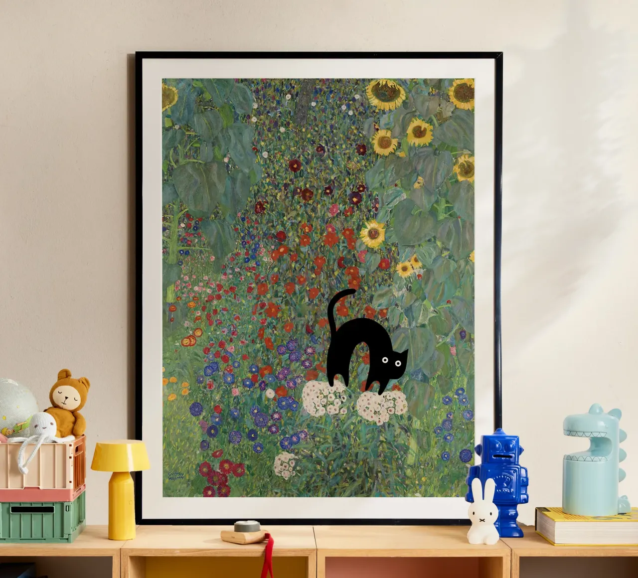 Giardino della fattoria di Gustav Klimt con girasoli e gatto nero poster con telaio in legno da Peaches Art Prints