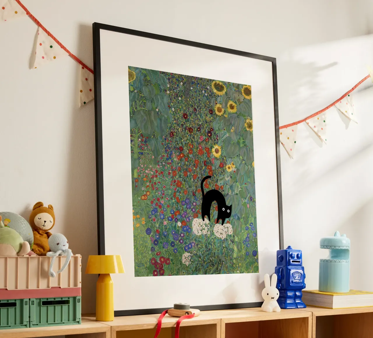 Giardino della fattoria di Gustav Klimt con girasoli e gatto nero poster con telaio in legno da Peaches Art Prints