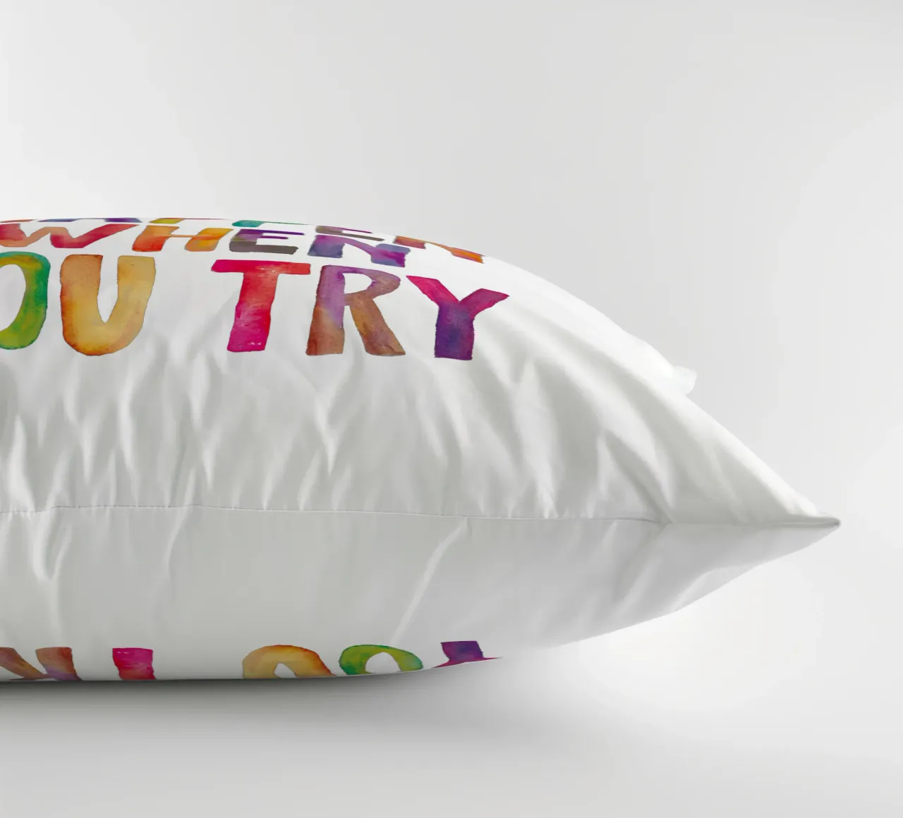 Succedono cose incredibili quando si prova il design tipografico arcobaleno cuscino da THE MOTIVATED TYPE
