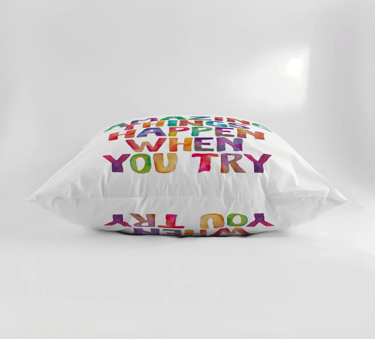 Succedono cose incredibili quando si prova il design tipografico arcobaleno cuscino da THE MOTIVATED TYPE