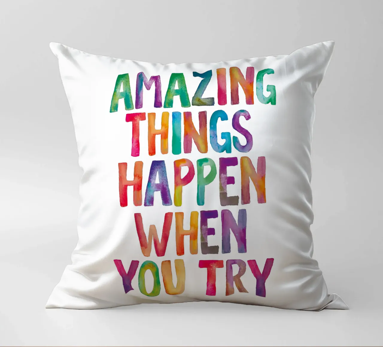 Succedono cose incredibili quando si prova il design tipografico arcobaleno cuscino da THE MOTIVATED TYPE