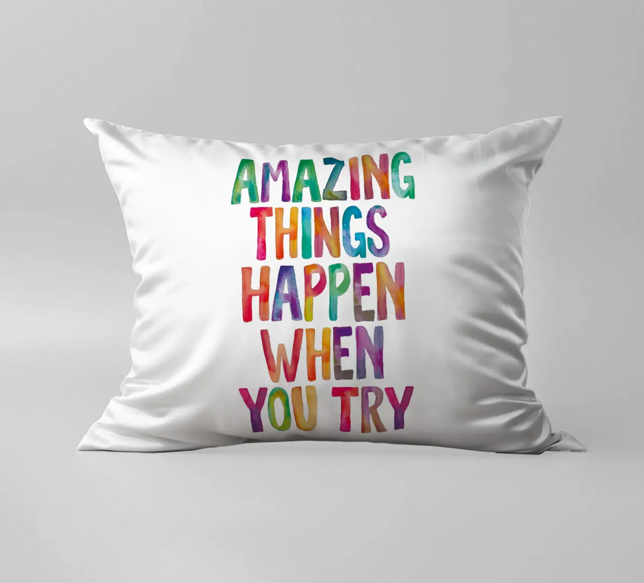 Succedono cose incredibili quando si prova il design tipografico arcobaleno cuscino da THE MOTIVATED TYPE
