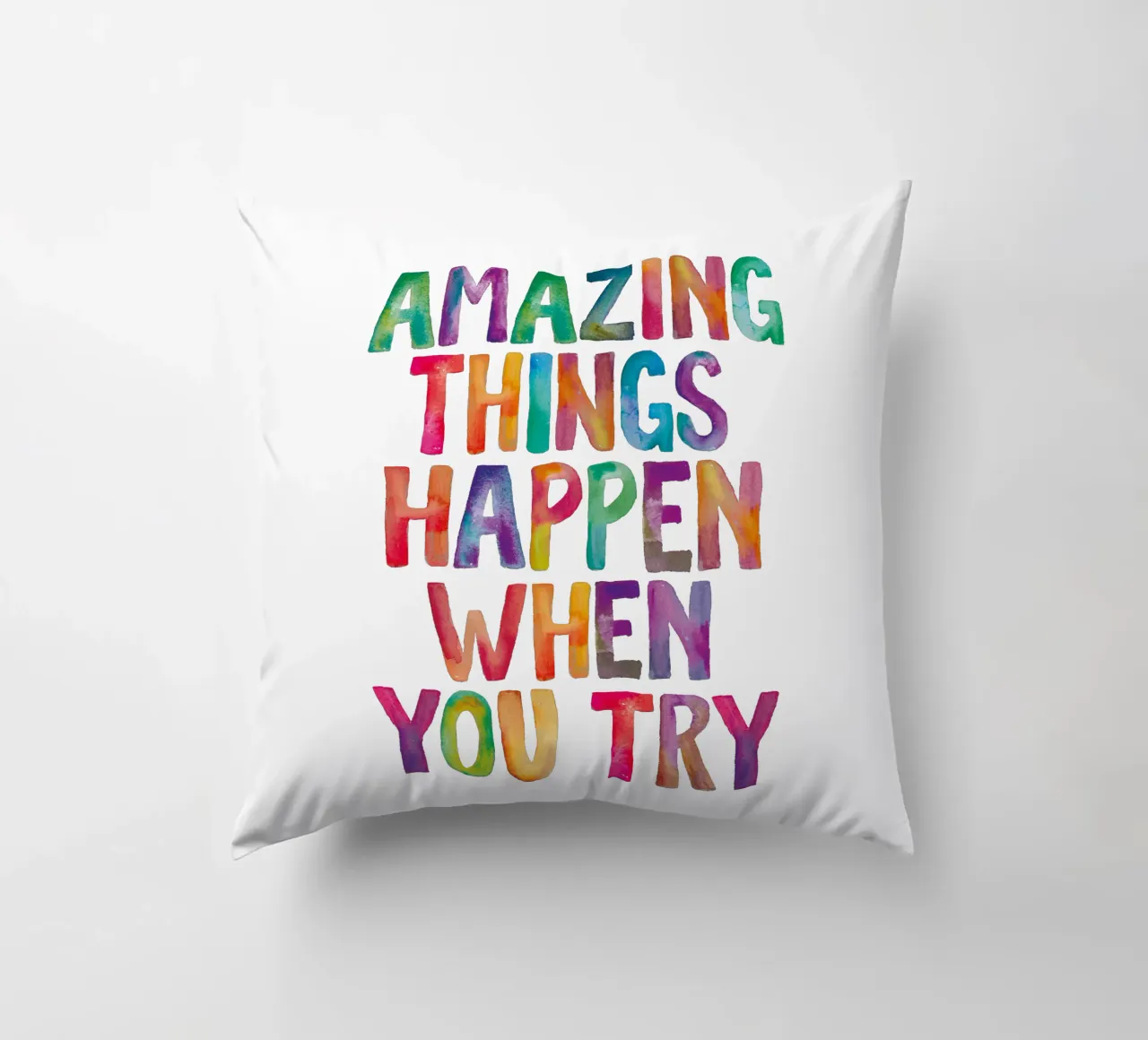 Succedono cose incredibili quando si prova il design tipografico arcobaleno cuscino da THE MOTIVATED TYPE
