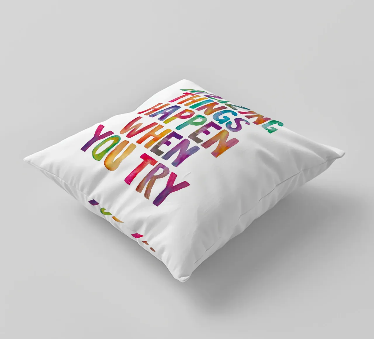 Succedono cose incredibili quando si prova il design tipografico arcobaleno cuscino da THE MOTIVATED TYPE