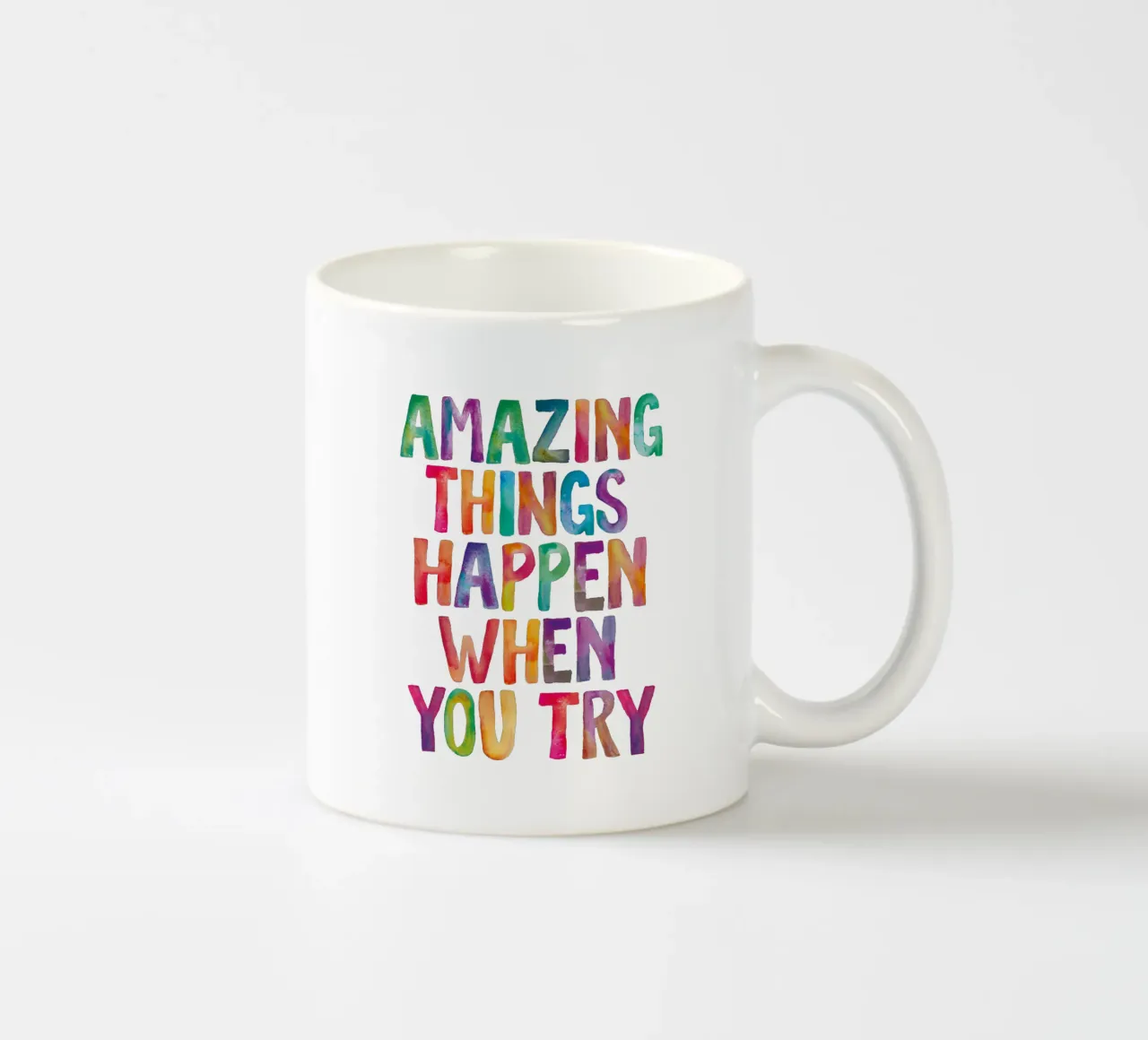 Succedono cose incredibili quando si prova il design tipografico arcobaleno tazza in ceramica da THE MOTIVATED TYPE
