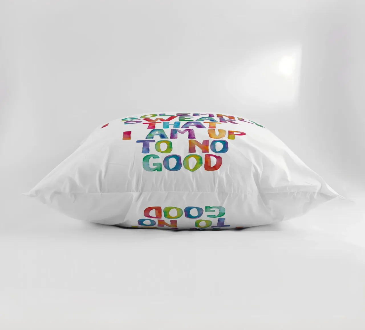 Giuro solennemente che non sto combinando nulla di buono Regenbogen Design cuscino da THE MOTIVATED TYPE