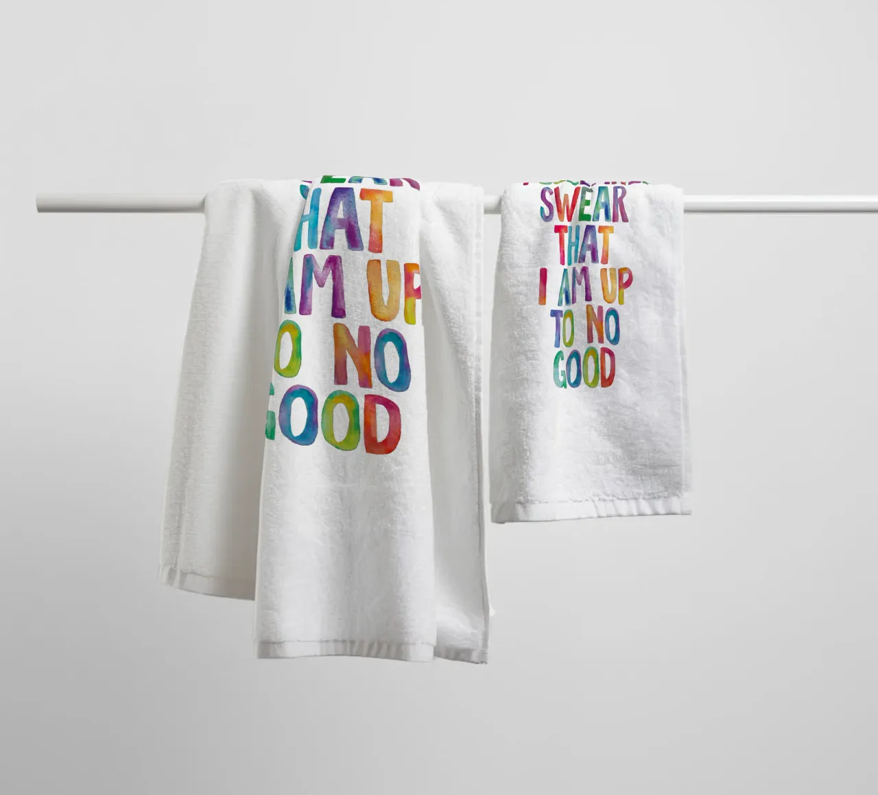 Giuro solennemente che non sto combinando nulla di buono Regenbogen Design asciugamano da bagno da THE MOTIVATED TYPE