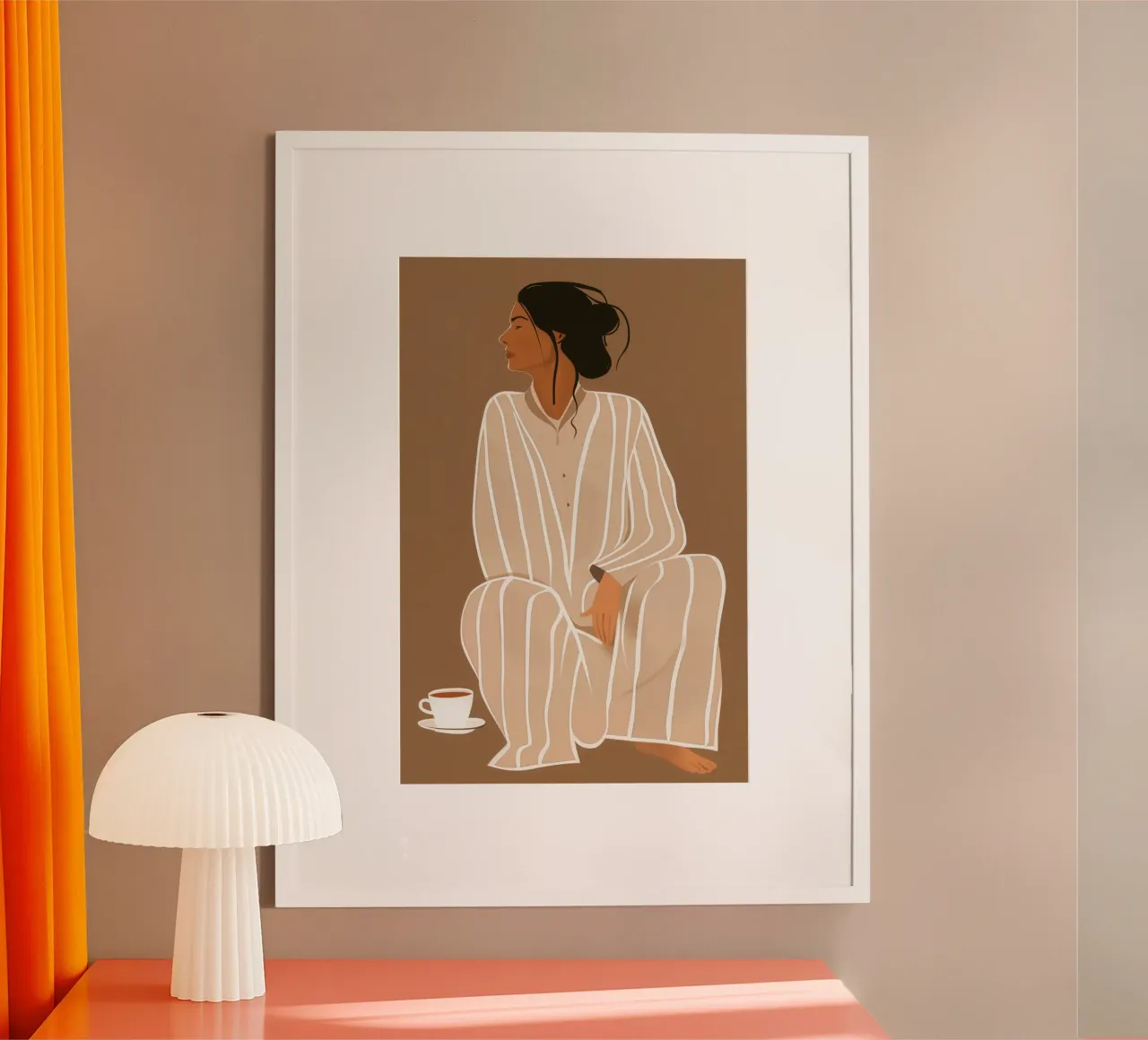 Donna beve un caffè al mattino in pigiama a righe poster con telaio in plastica da Autofocus