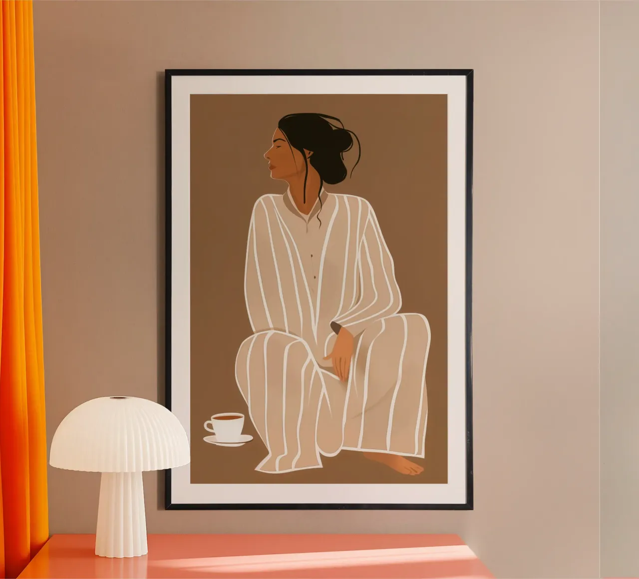 Donna beve un caffè al mattino in pigiama a righe poster con telaio in plastica da Autofocus