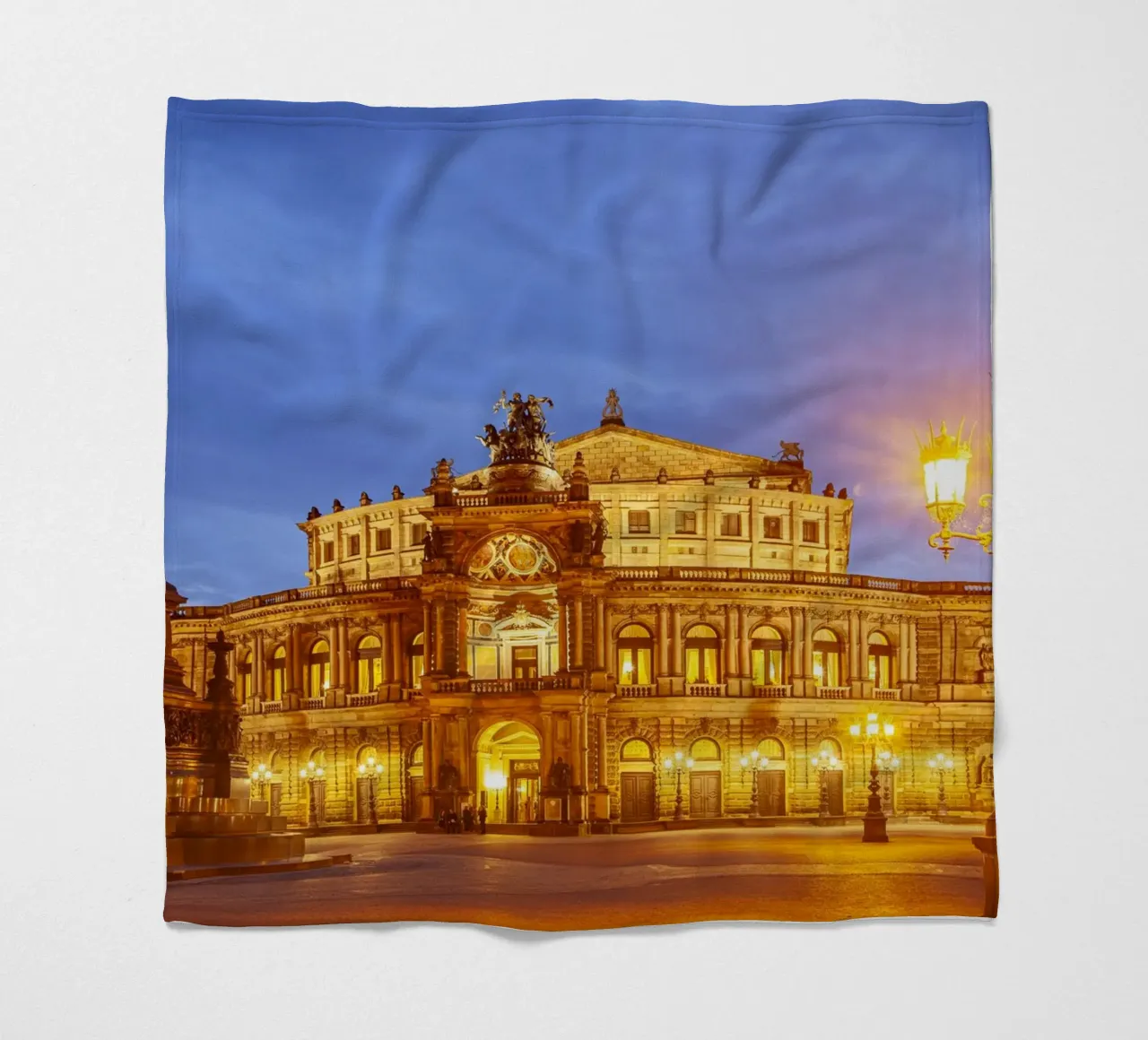 Semperoper bei Nacht, coperta in pile da Reisefotografie - Bilder aus aller Welt