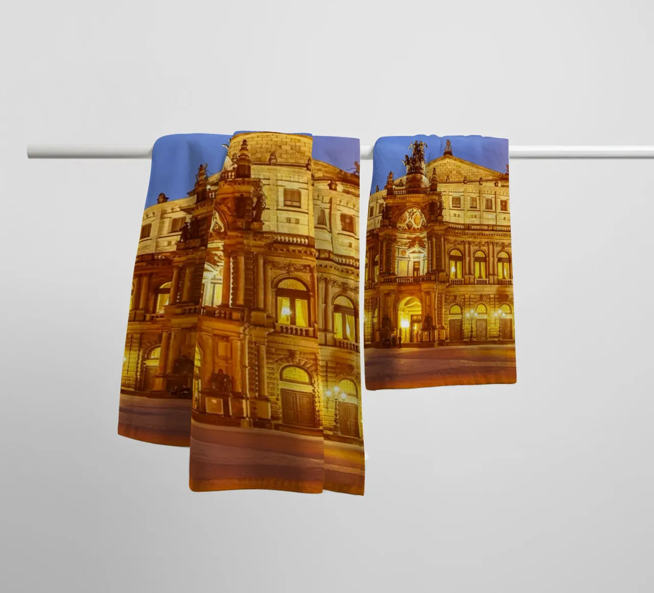 Semperoper bei Nacht, asciugamano da bagno da Reisefotografie - Bilder aus aller Welt