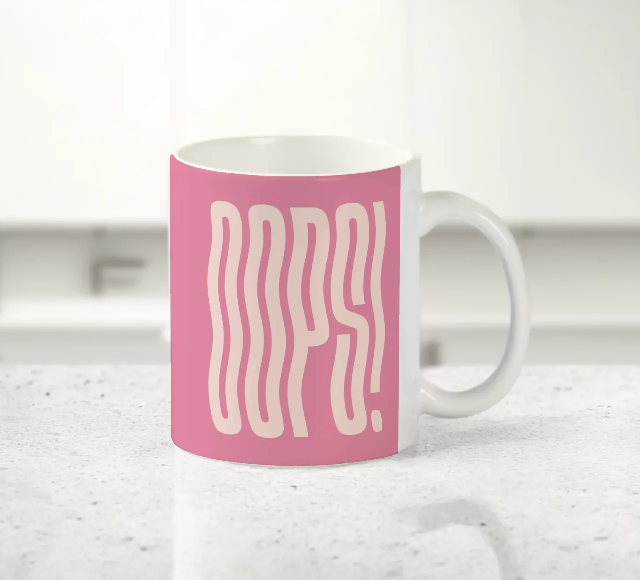 Testo ondulato Oops (tono rosa) tazza in ceramica da Paigaam Studio