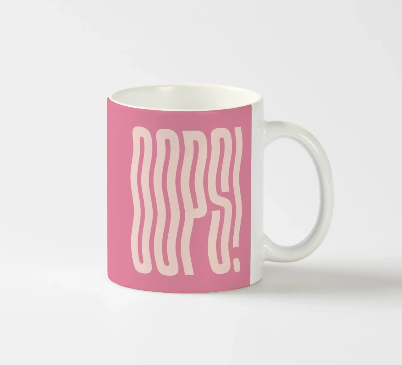 Testo ondulato Oops (tono rosa) tazza in ceramica da Paigaam Studio