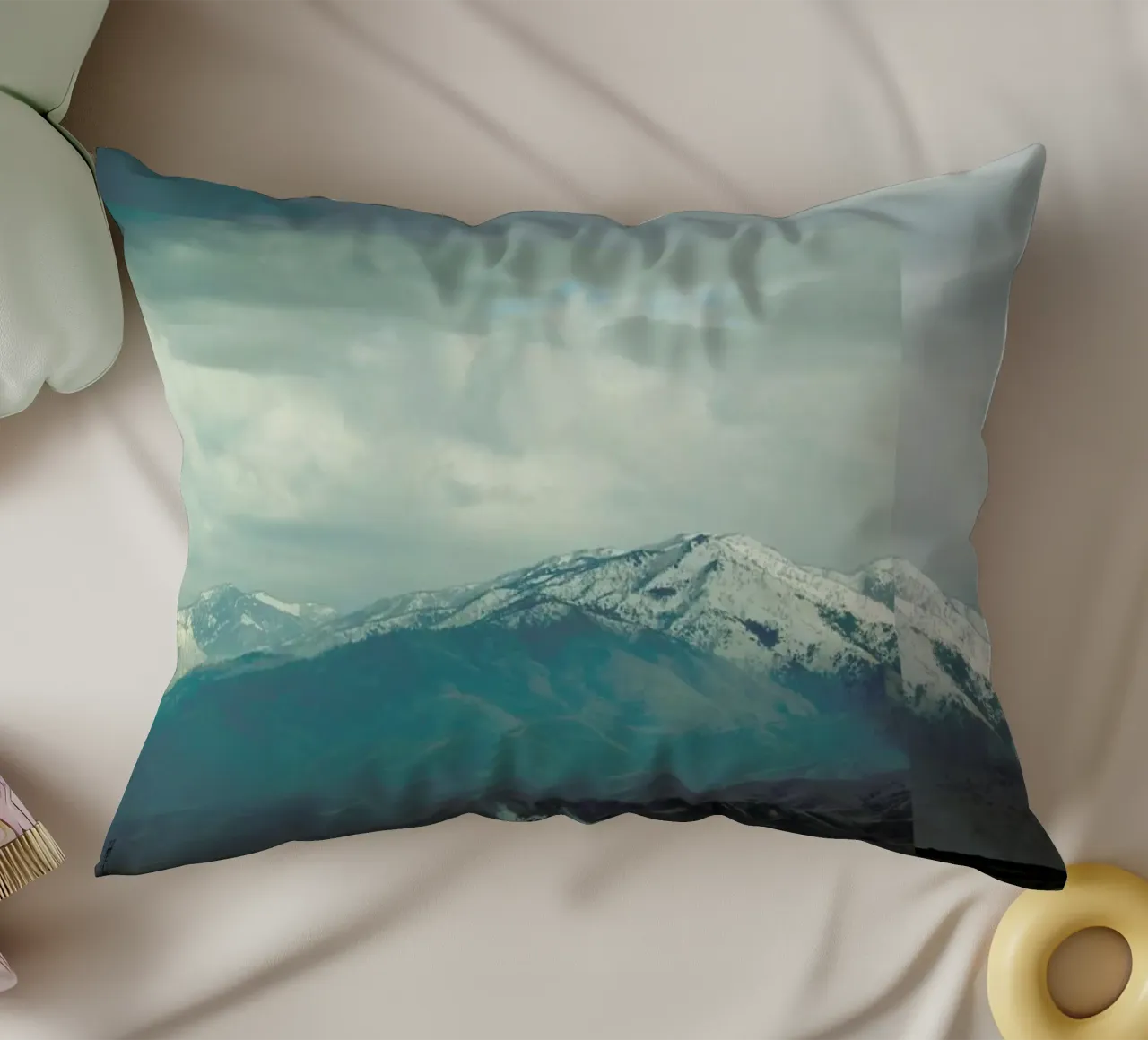 A broken frame cuscino da Nicolas Messaritis