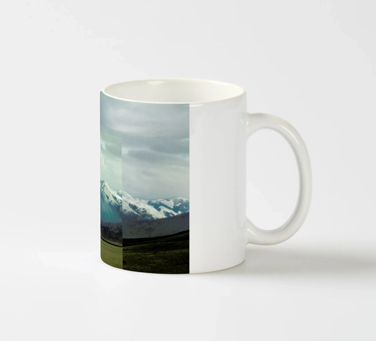 A broken frame tazza in ceramica da Nicolas Messaritis