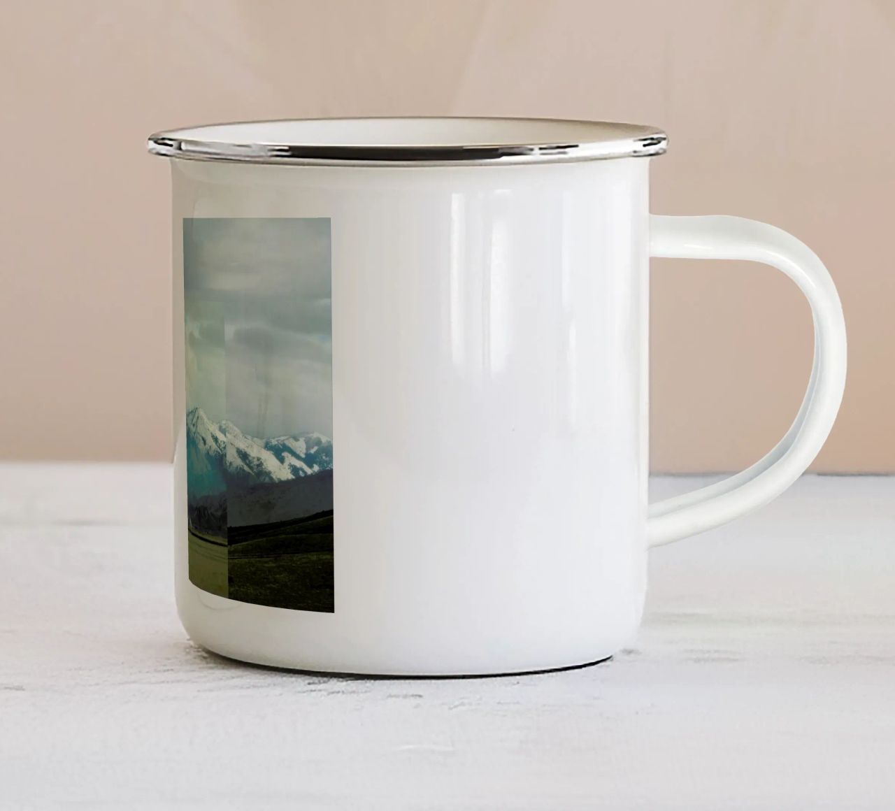 A broken frame tazza in smalto da Nicolas Messaritis