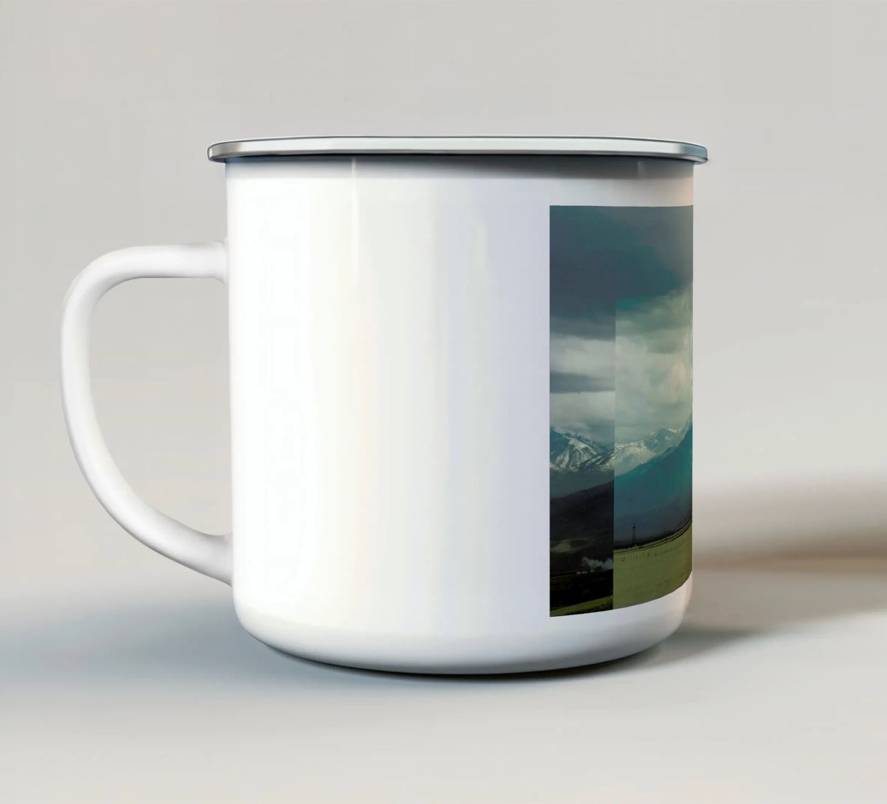 A broken frame tazza in smalto da Nicolas Messaritis
