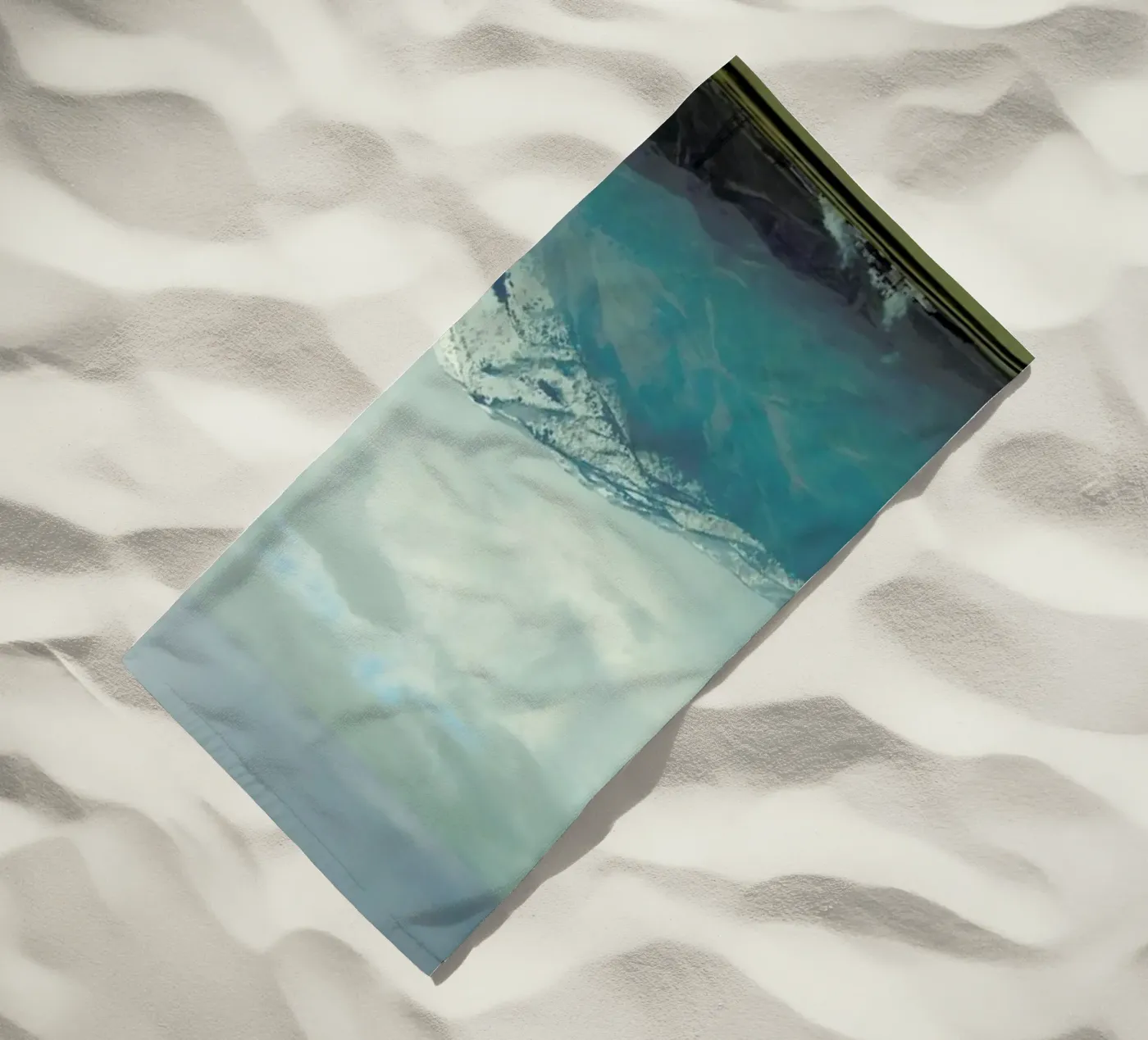 A broken frame strandhanddoek van Nicolas Messaritis