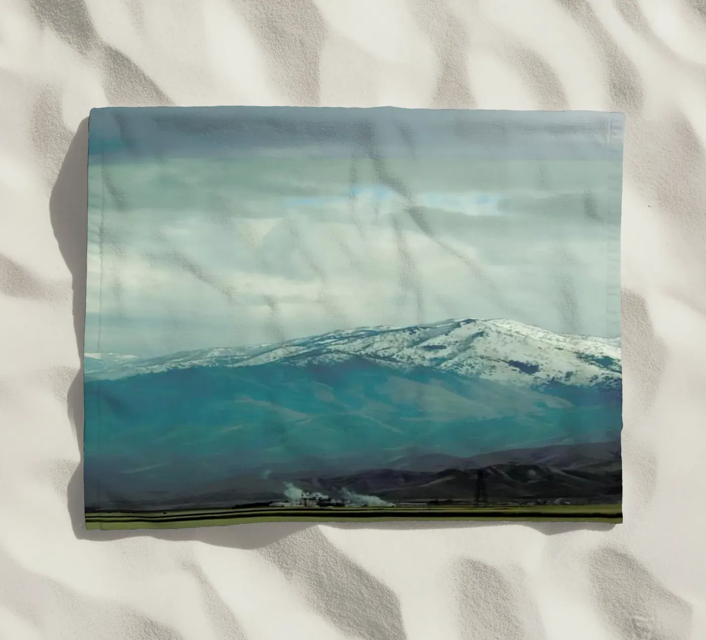 A broken frame strandhanddoek van Nicolas Messaritis